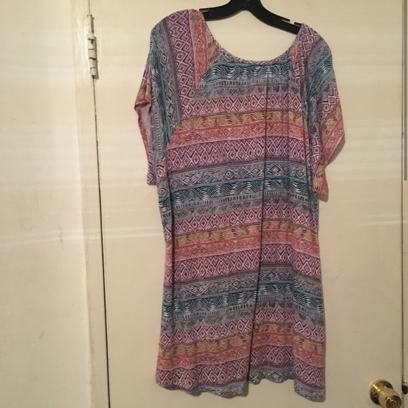 Avenue brand short sleeve top size 26/28 = 4X - Picture 3 of 9